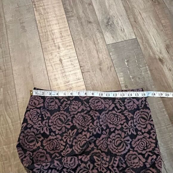 Ann Taylor Factory Navy Blue Pink
Floral Lace Pencil Skirt Size 6 - Picture 5 of 6